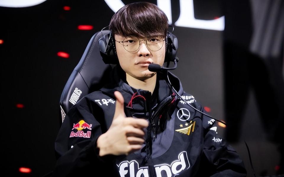 UP分享中单Qing问答：Ning是队伍老大哥 Baolan是可爱的小大哥