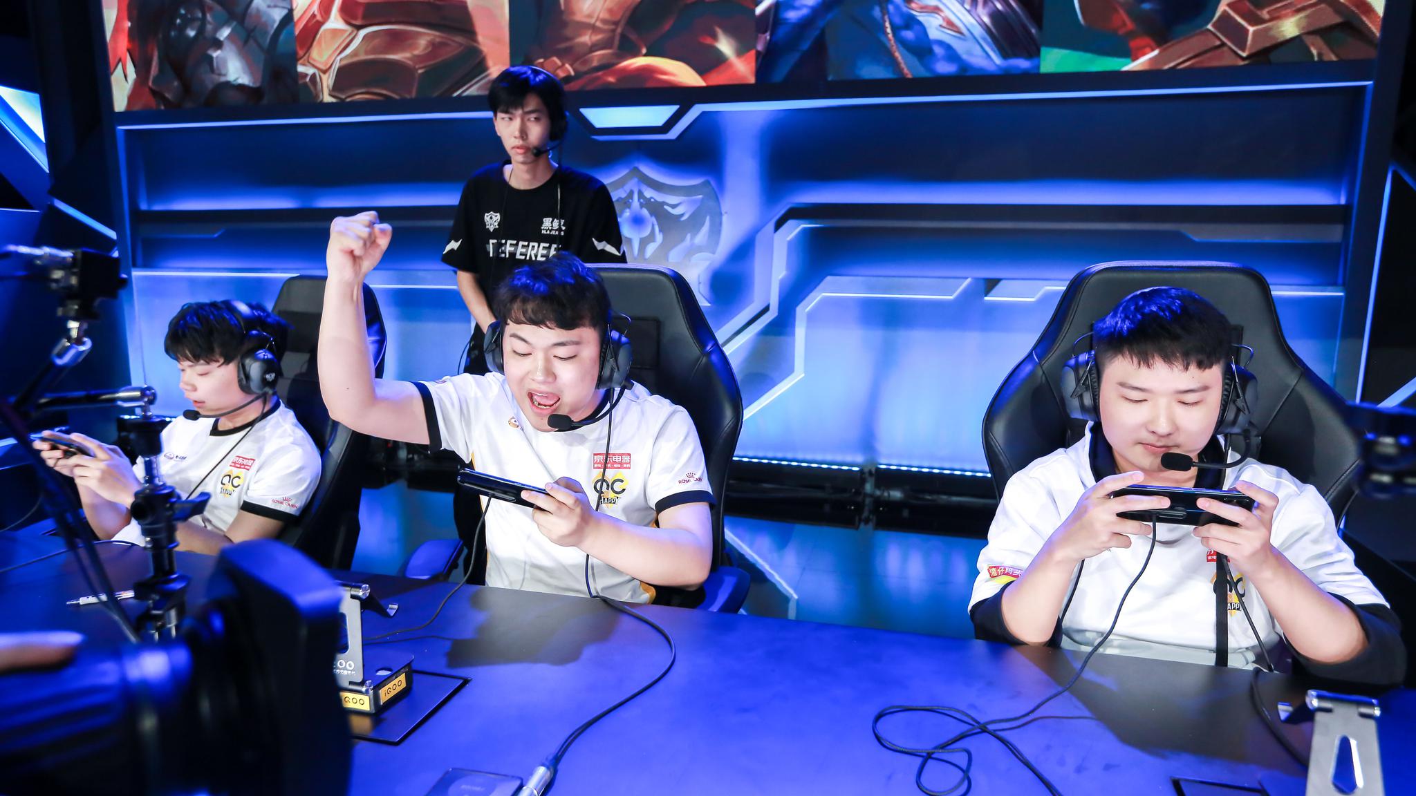 TES赛后群访 教练：不知道对面会选皎月亚索，失利还是打得不够好